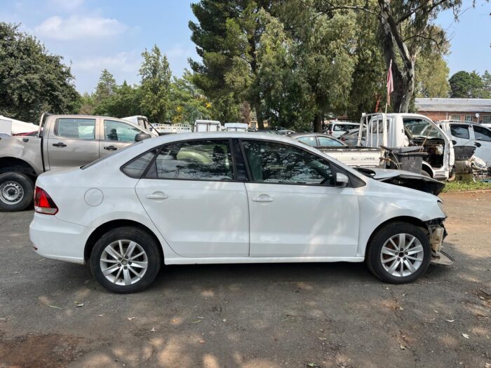 VOLKSWAGEN POLO - Image 4