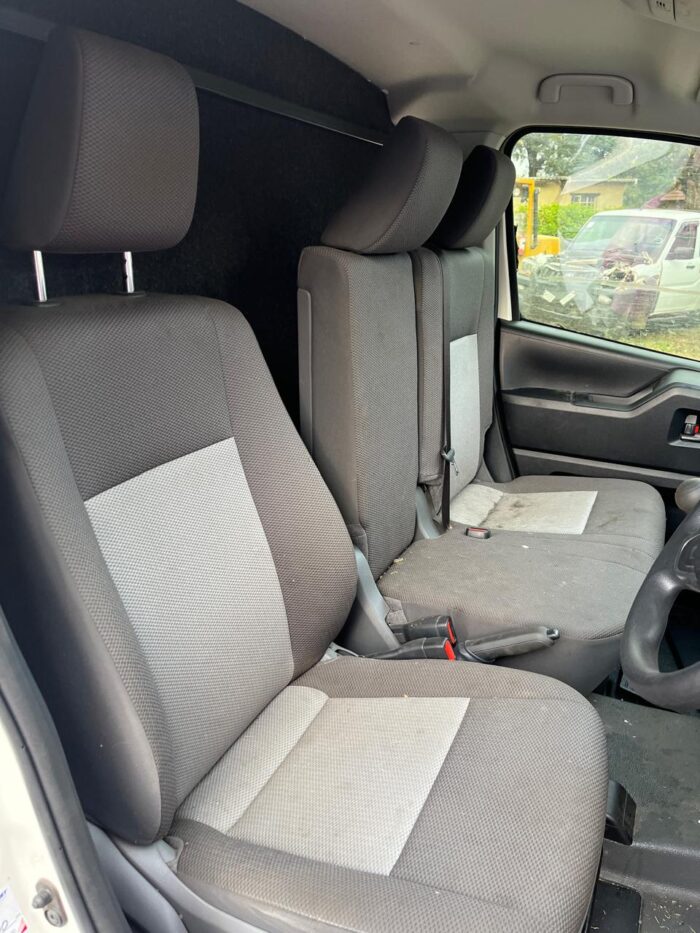 TOYOTA QUANTUM 2.8 PANELVAN - Image 3