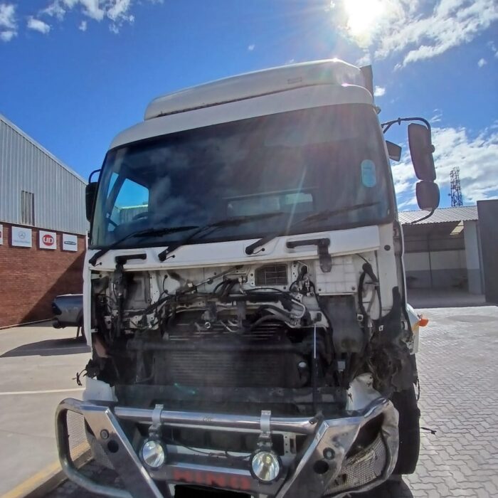 HINO 700